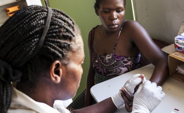 Test all'Ospedale St. Albert, Zimbabwe. Foto di Roger Lo Guarro
