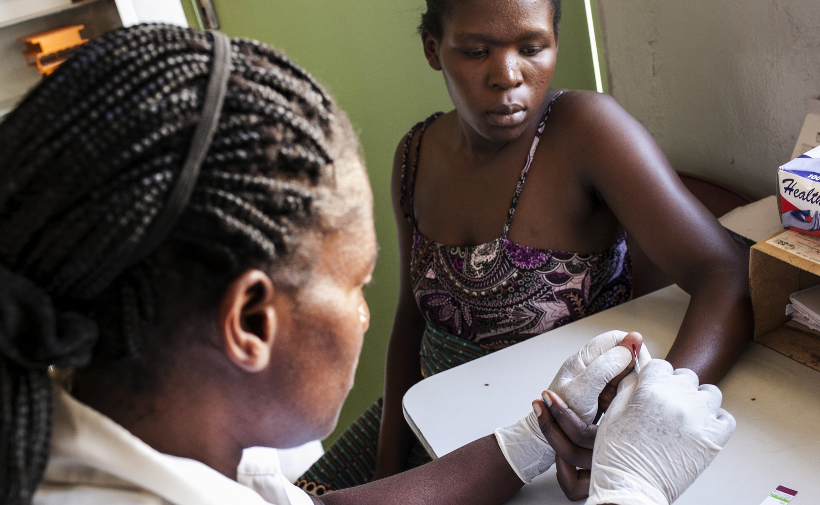 Test all'Ospedale St. Albert, Zimbabwe. Foto di Roger Lo Guarro